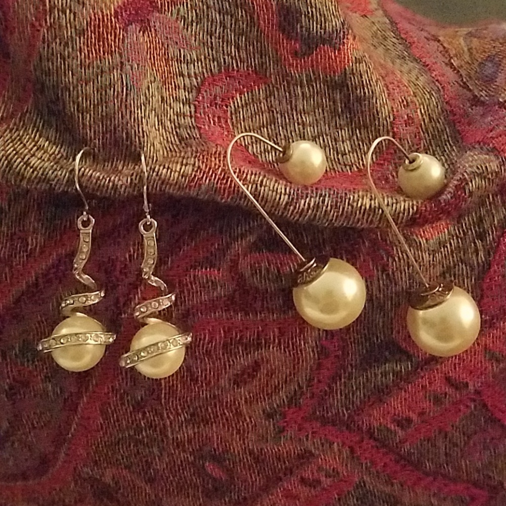 Pearl earrings, 2 pairs